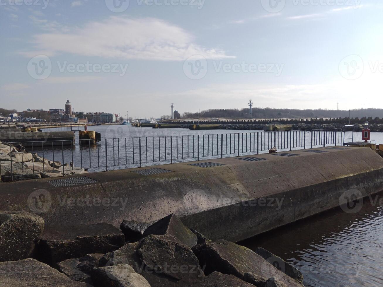 assunzione un' passeggiare lungo il porta e molo nel kolobrzeg, Polonia, offerte un' delizioso Esperienza con pittoresco visualizzazioni di il baltico mare e il vivace marittimo attività. foto