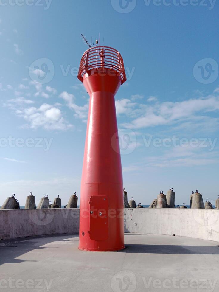 assunzione un' passeggiare lungo il porta e molo nel kolobrzeg, Polonia, offerte un' delizioso Esperienza con pittoresco visualizzazioni di il baltico mare e il vivace marittimo attività. foto