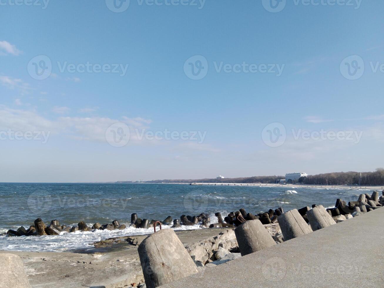 assunzione un' passeggiare lungo il porta e molo nel kolobrzeg, Polonia, offerte un' delizioso Esperienza con pittoresco visualizzazioni di il baltico mare e il vivace marittimo attività. foto