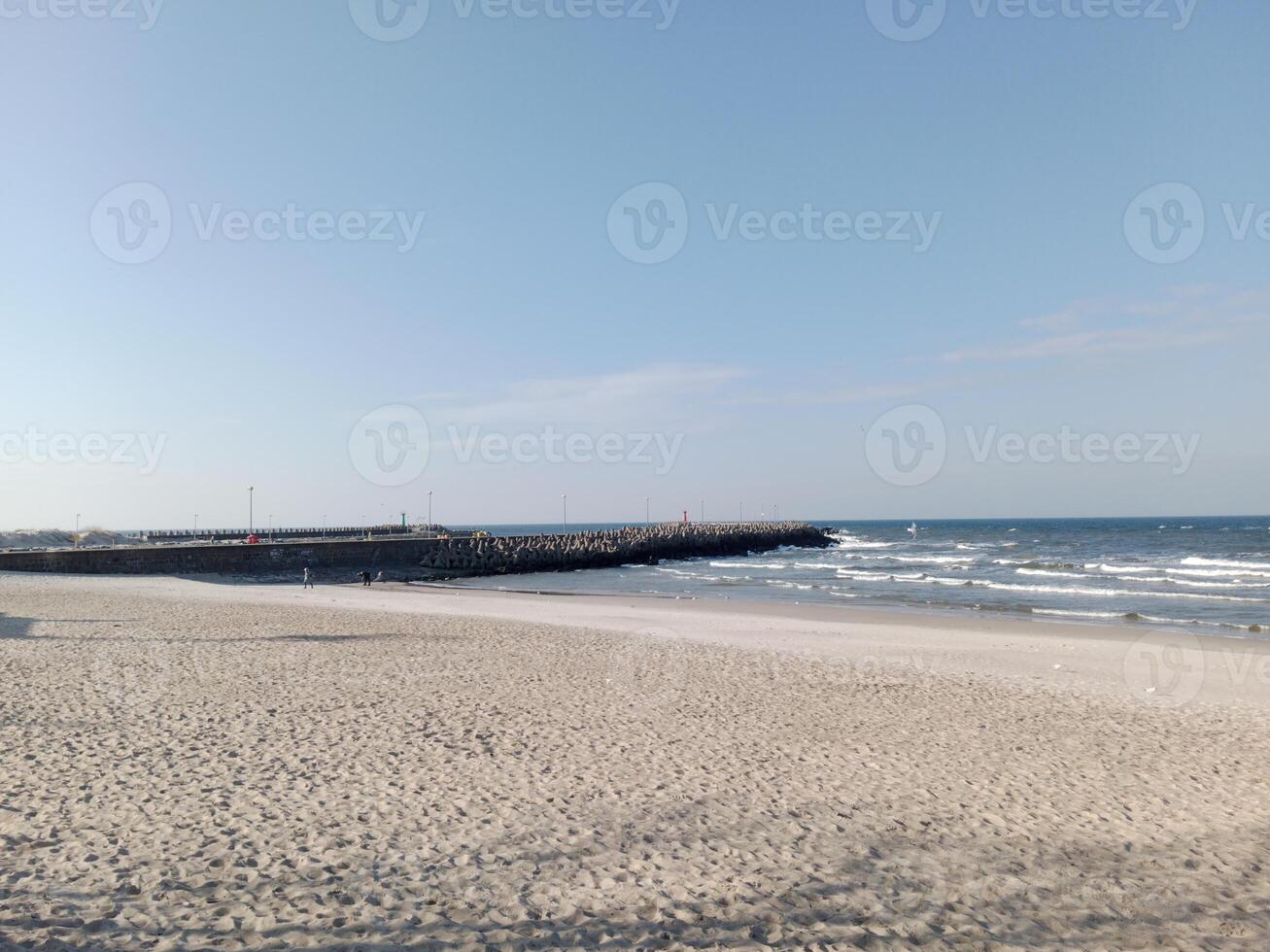 assunzione un' passeggiare lungo il porta e molo nel kolobrzeg, Polonia, offerte un' delizioso Esperienza con pittoresco visualizzazioni di il baltico mare e il vivace marittimo attività. foto