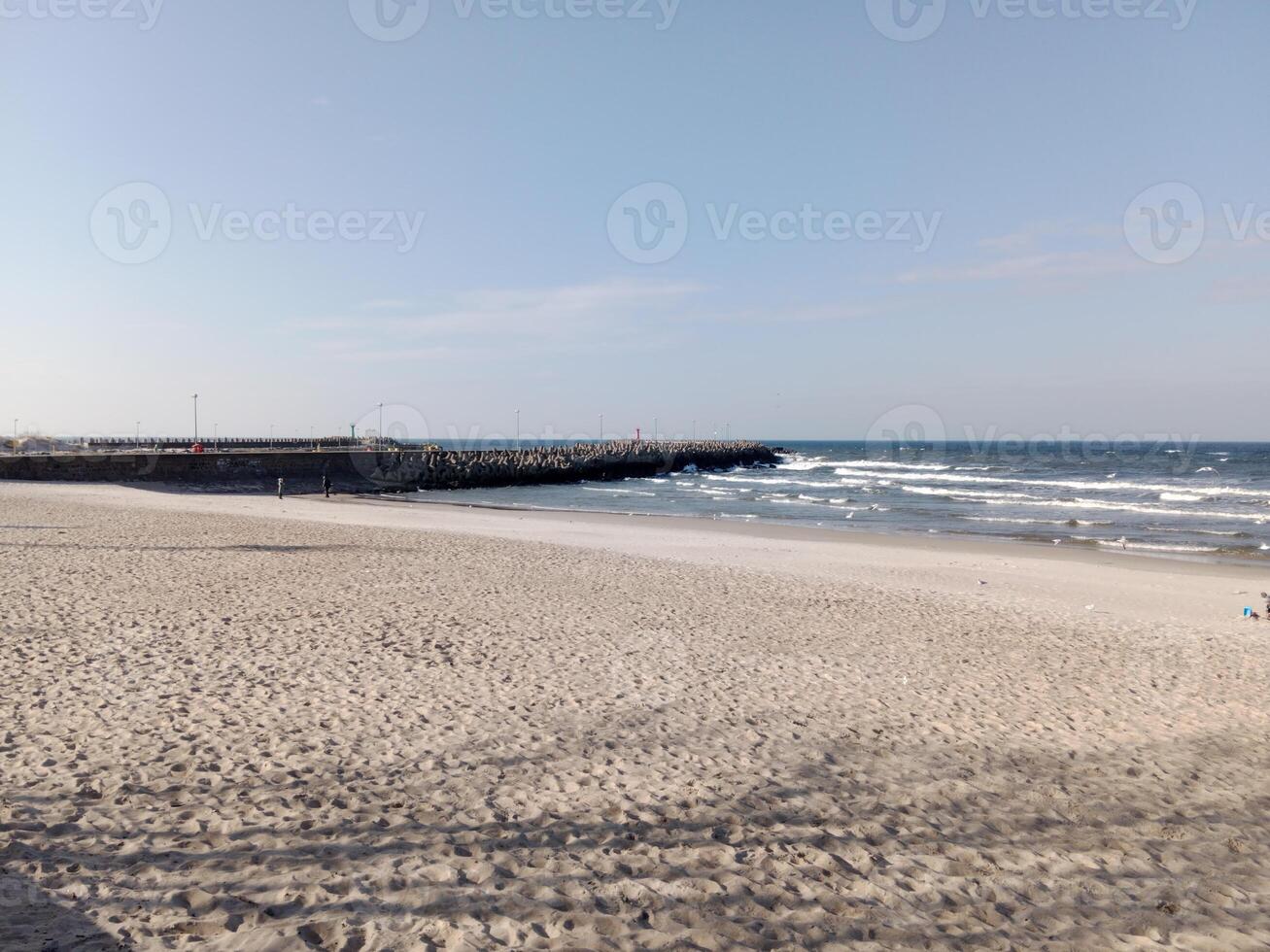 assunzione un' passeggiare lungo il porta e molo nel kolobrzeg, Polonia, offerte un' delizioso Esperienza con pittoresco visualizzazioni di il baltico mare e il vivace marittimo attività. foto