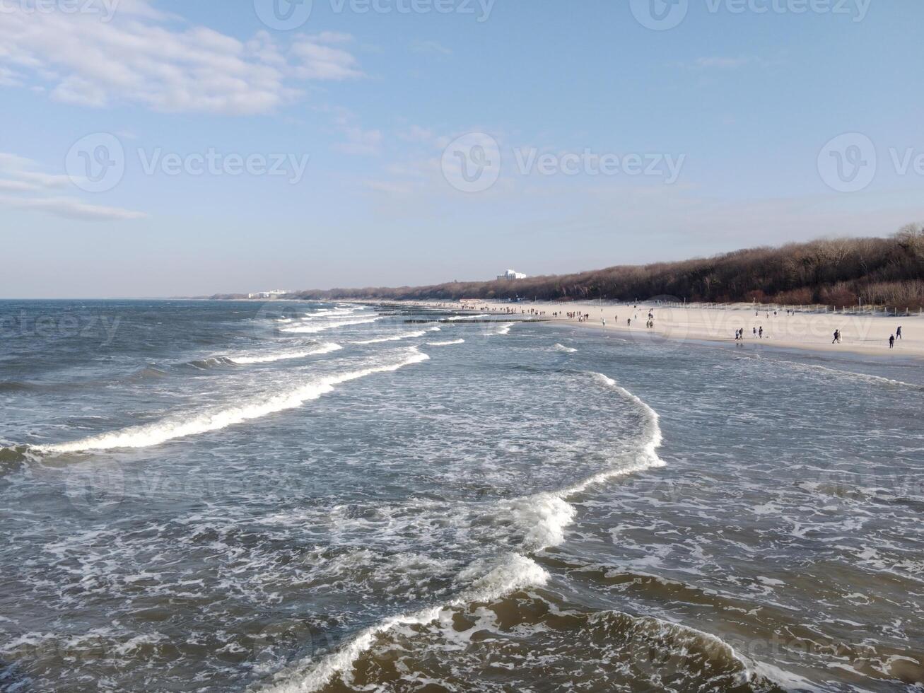 assunzione un' passeggiare lungo il porta e molo nel kolobrzeg, Polonia, offerte un' delizioso Esperienza con pittoresco visualizzazioni di il baltico mare e il vivace marittimo attività. foto