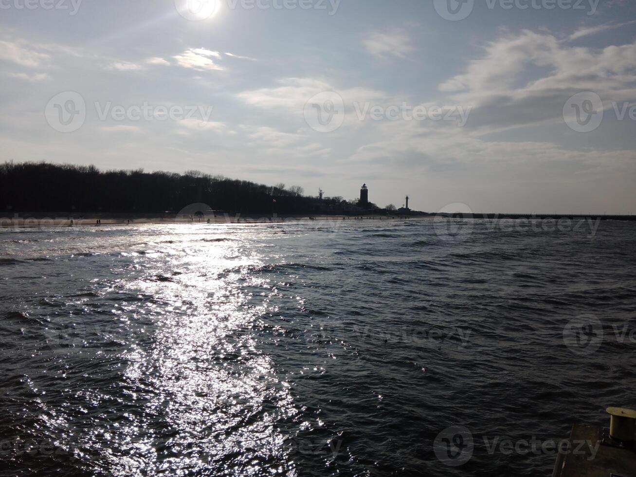 assunzione un' passeggiare lungo il porta e molo nel kolobrzeg, Polonia, offerte un' delizioso Esperienza con pittoresco visualizzazioni di il baltico mare e il vivace marittimo attività. foto