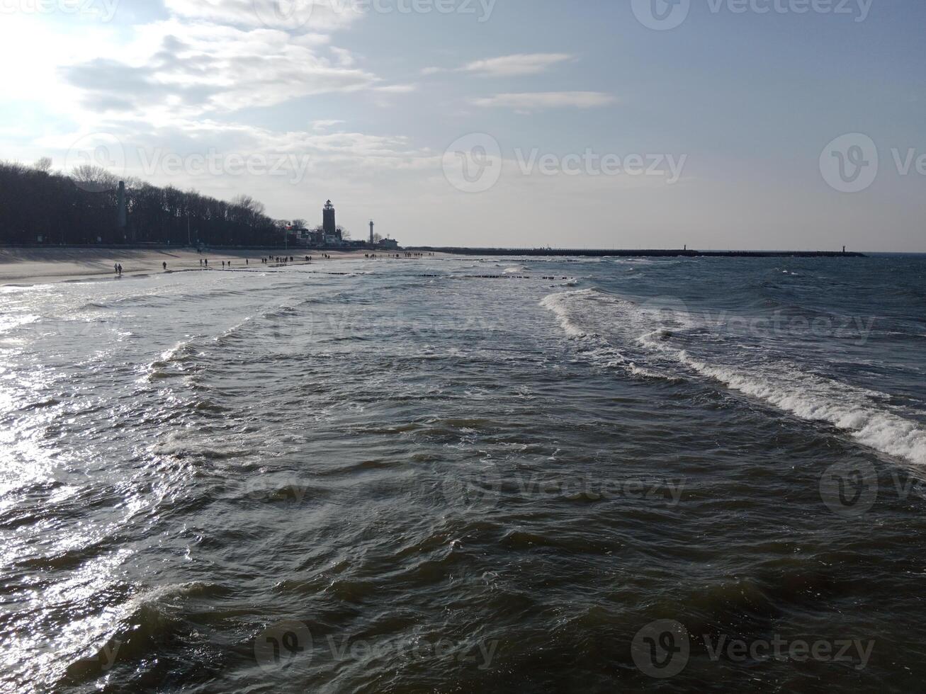 assunzione un' passeggiare lungo il porta e molo nel kolobrzeg, Polonia, offerte un' delizioso Esperienza con pittoresco visualizzazioni di il baltico mare e il vivace marittimo attività. foto