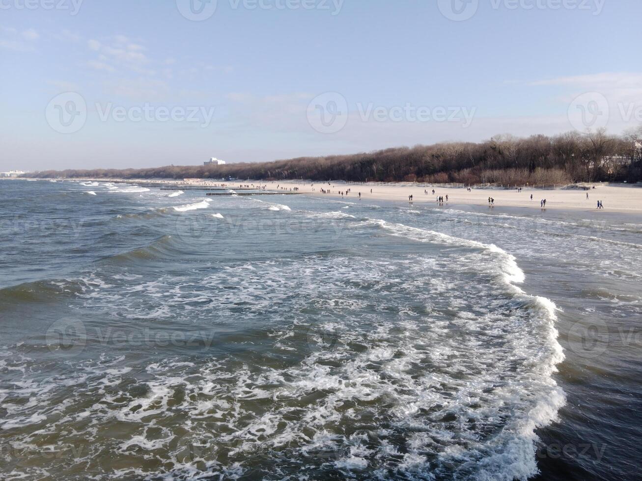 assunzione un' passeggiare lungo il porta e molo nel kolobrzeg, Polonia, offerte un' delizioso Esperienza con pittoresco visualizzazioni di il baltico mare e il vivace marittimo attività. foto