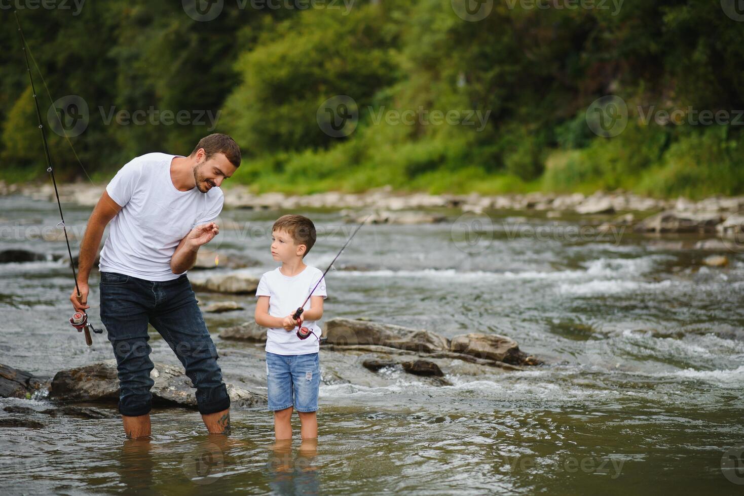 padre insegnamento figlio Come per pesce volante nel fiume foto