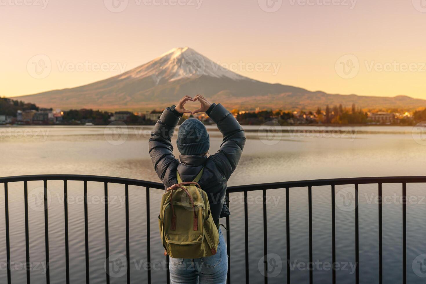 donna turista con fuji montagna a lago Kawaguchi, contento viaggiatore giro turistico montare fuji nel Fujikawaguchiko, yamanashi, Giappone. punto di riferimento per turisti attrazione. Giappone viaggiare, destinazione e vacanza foto