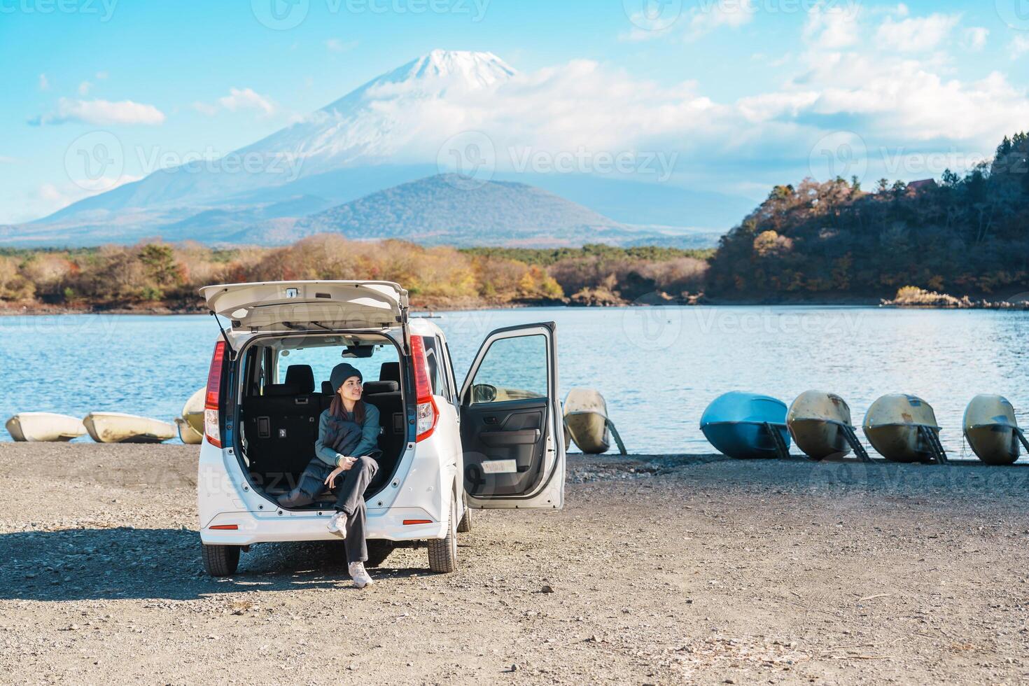 donna turista godere con fuji montagna a lago shoji, contento viaggiatore giro turistico montare fuji e strada viaggio fuji cinque laghi. punto di riferimento per turisti attrazione. Giappone viaggiare, destinazione e vacanza foto