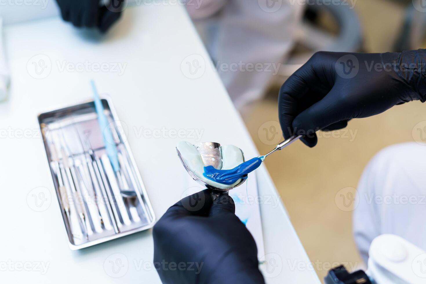 individuale dente vassoio per sbiancamento. speciale gel nel mani di dentista. foto