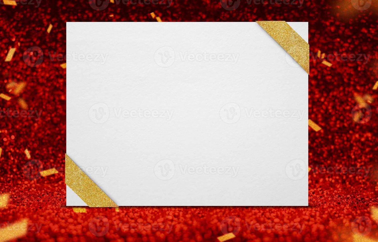 poster bianco con nastro in prospettiva glitter rosso scintillante con coriandoli dorati foto