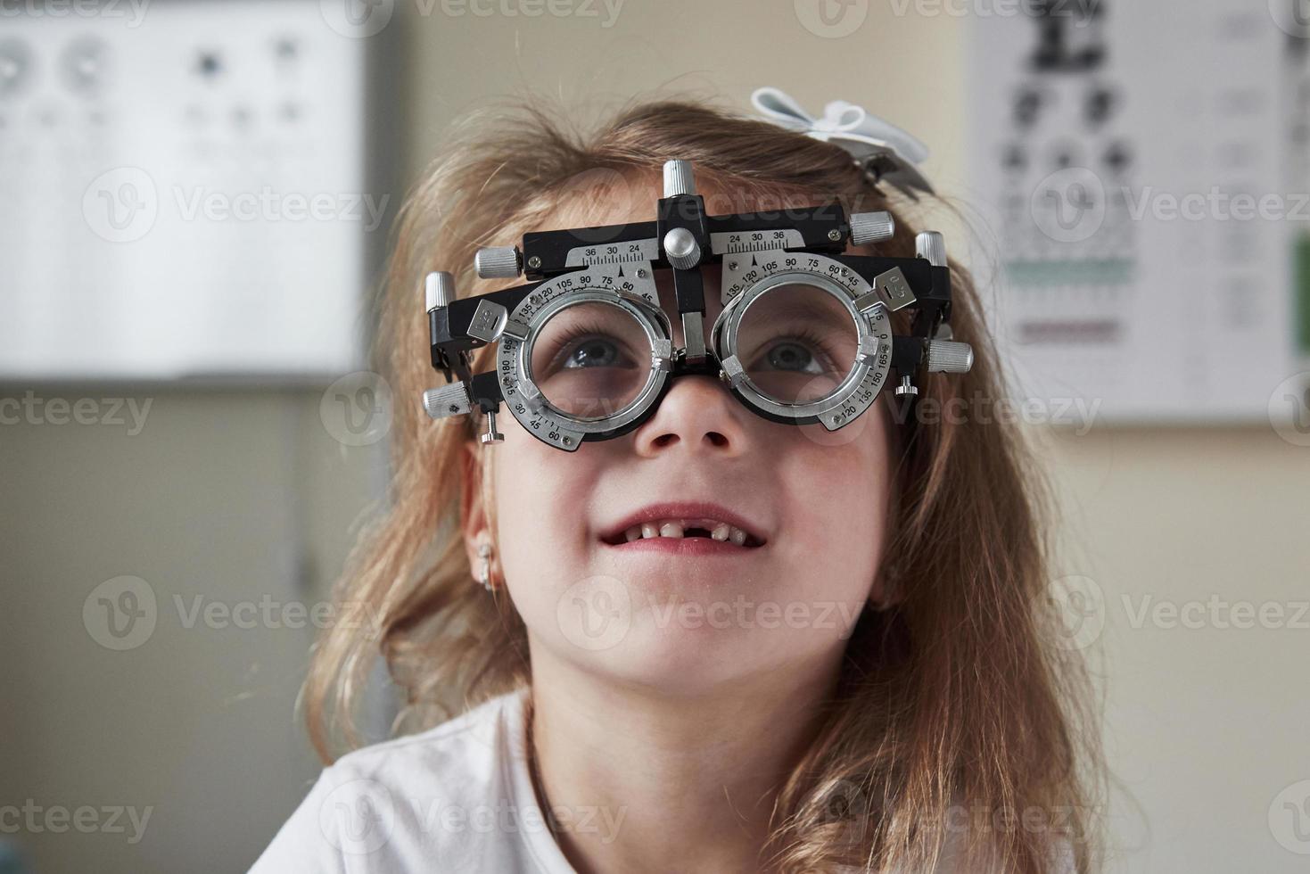 cosa c'è scritto. ritratto concentrato di bambina in forottero che guarda in alto foto