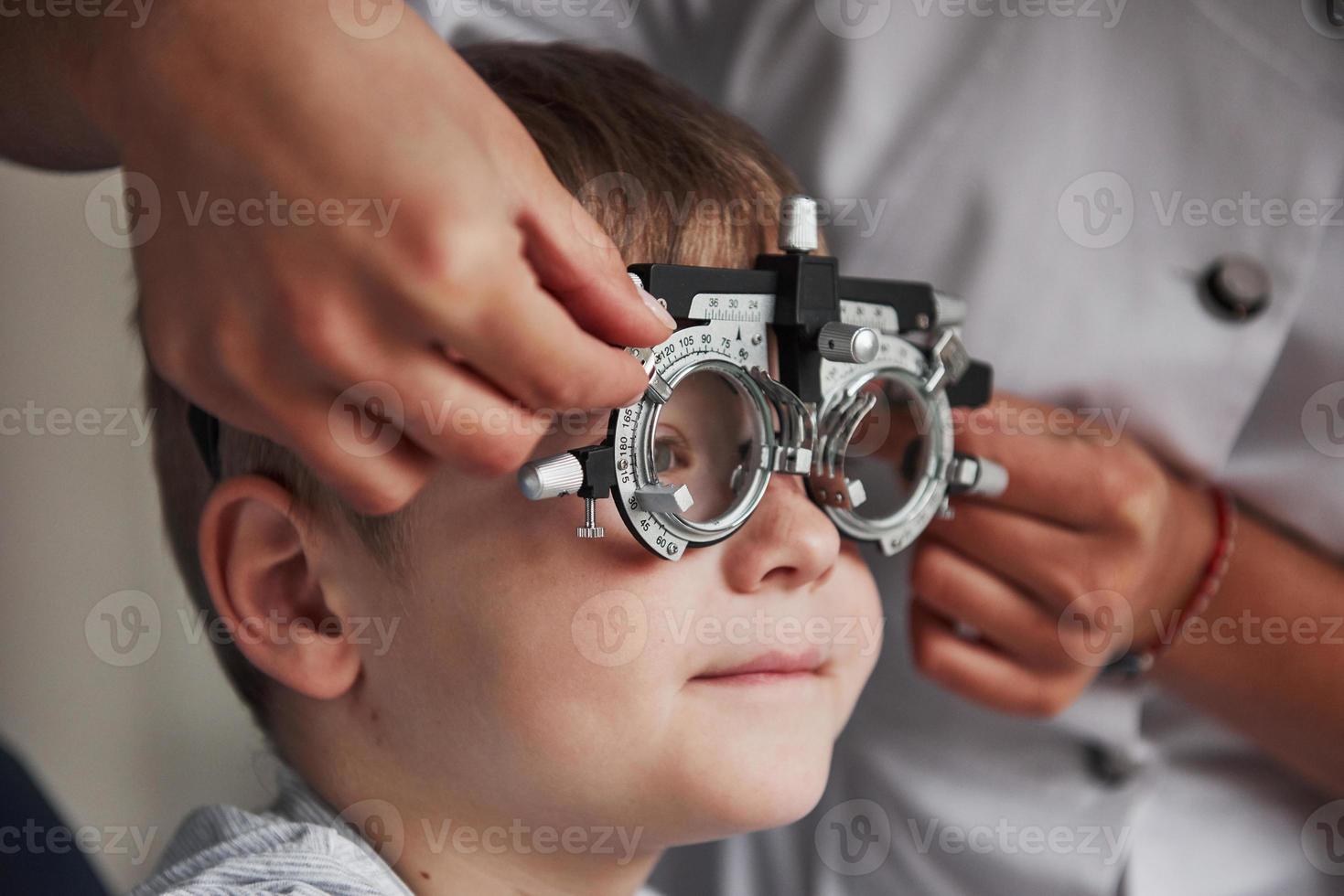primo piano, ritratto, di, bambino, in, speciale, occhiali, in, oftalmologo, cabinet foto