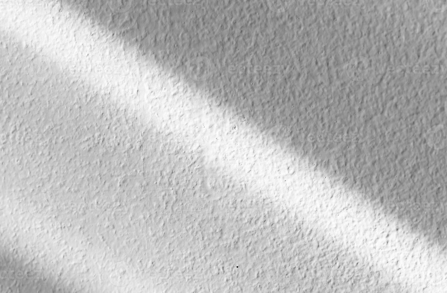 bianca parete cemento ruvido struttura fondo, fondale camera Schermo con ombra a strisce diagonale luce del sole riflessione, grigio studio sfondo con luce del sole diagonale effetto copertura su calcestruzzo pavimento foto