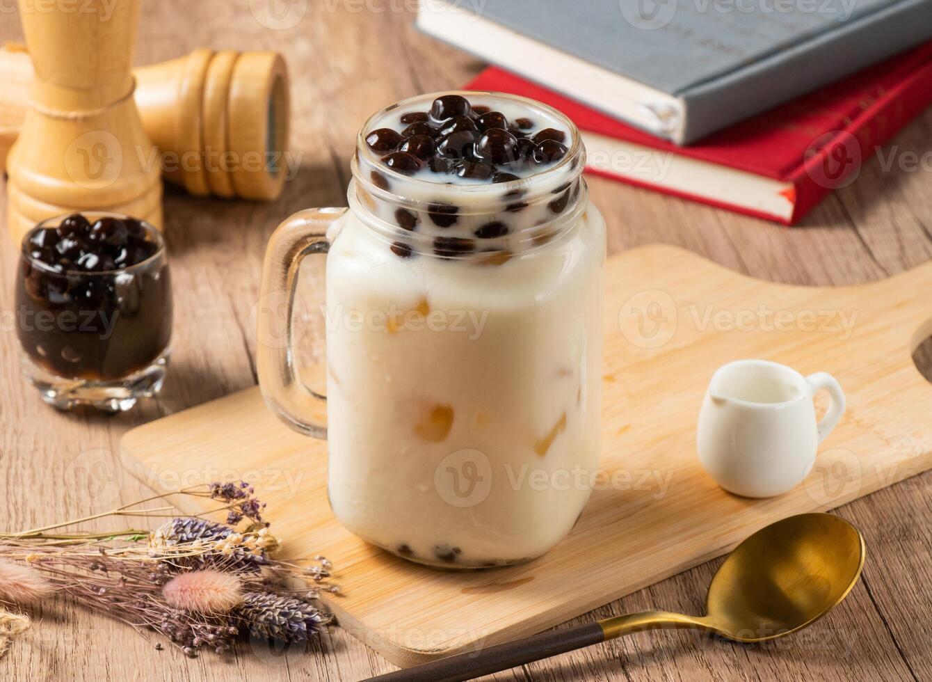 taiwanese Marrone zucchero perla soia latte tè servito nel vaso isolato su tavolo superiore Visualizza di asiatico cibo foto