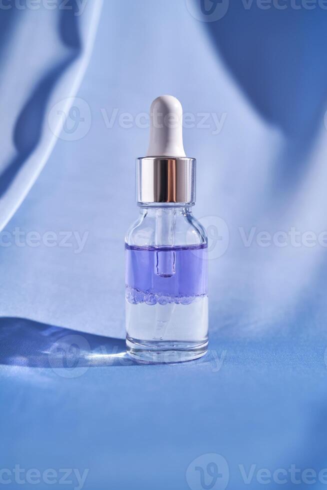 bicomponente facciale siero su un' blu seta sfondo. foto