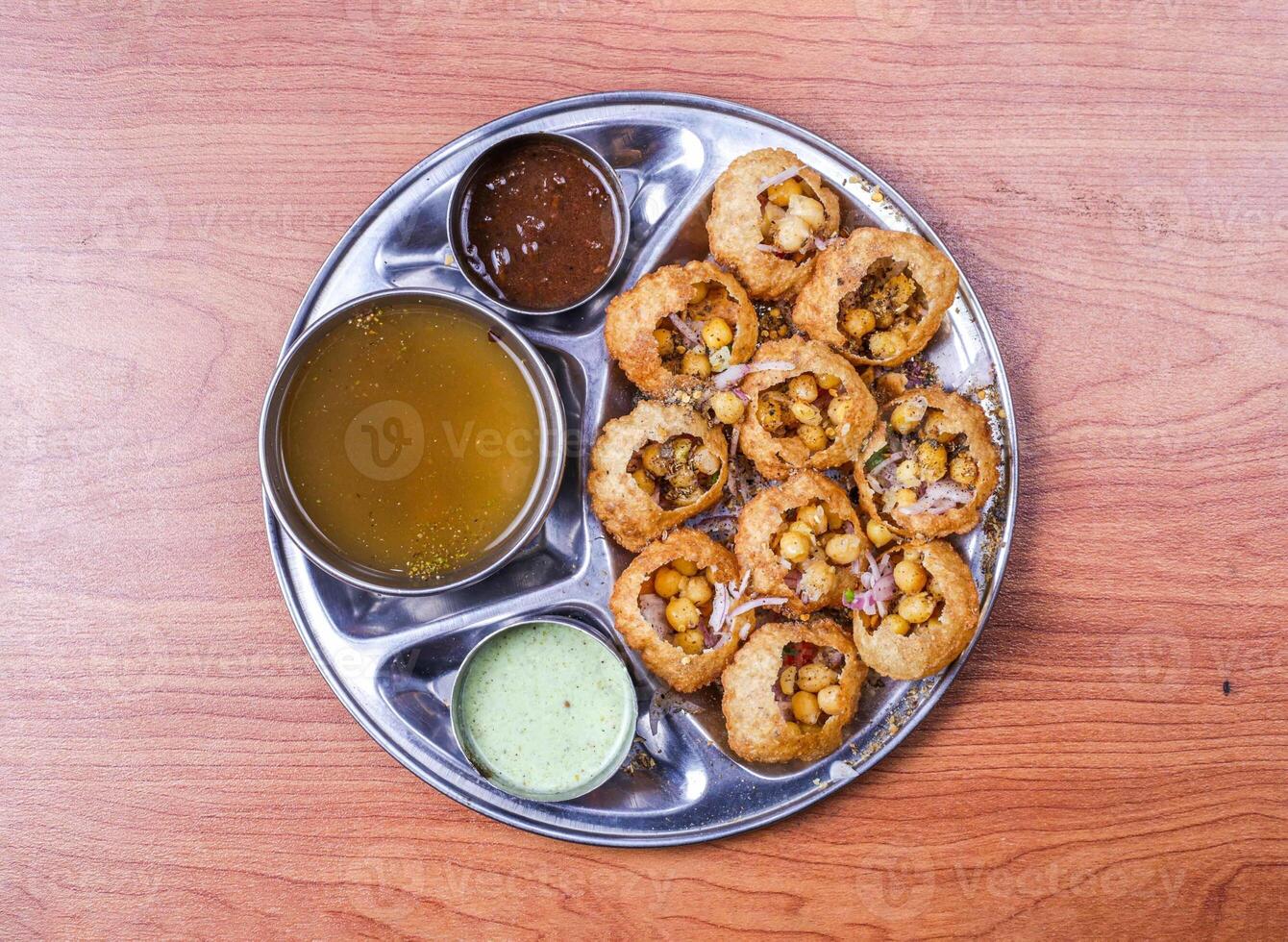 pani puri o Gol gappay con rata, dolce salsa e speziato acqua servito nel piatto isolato su tavolo superiore Visualizza di indiano e pakistano cibo foto