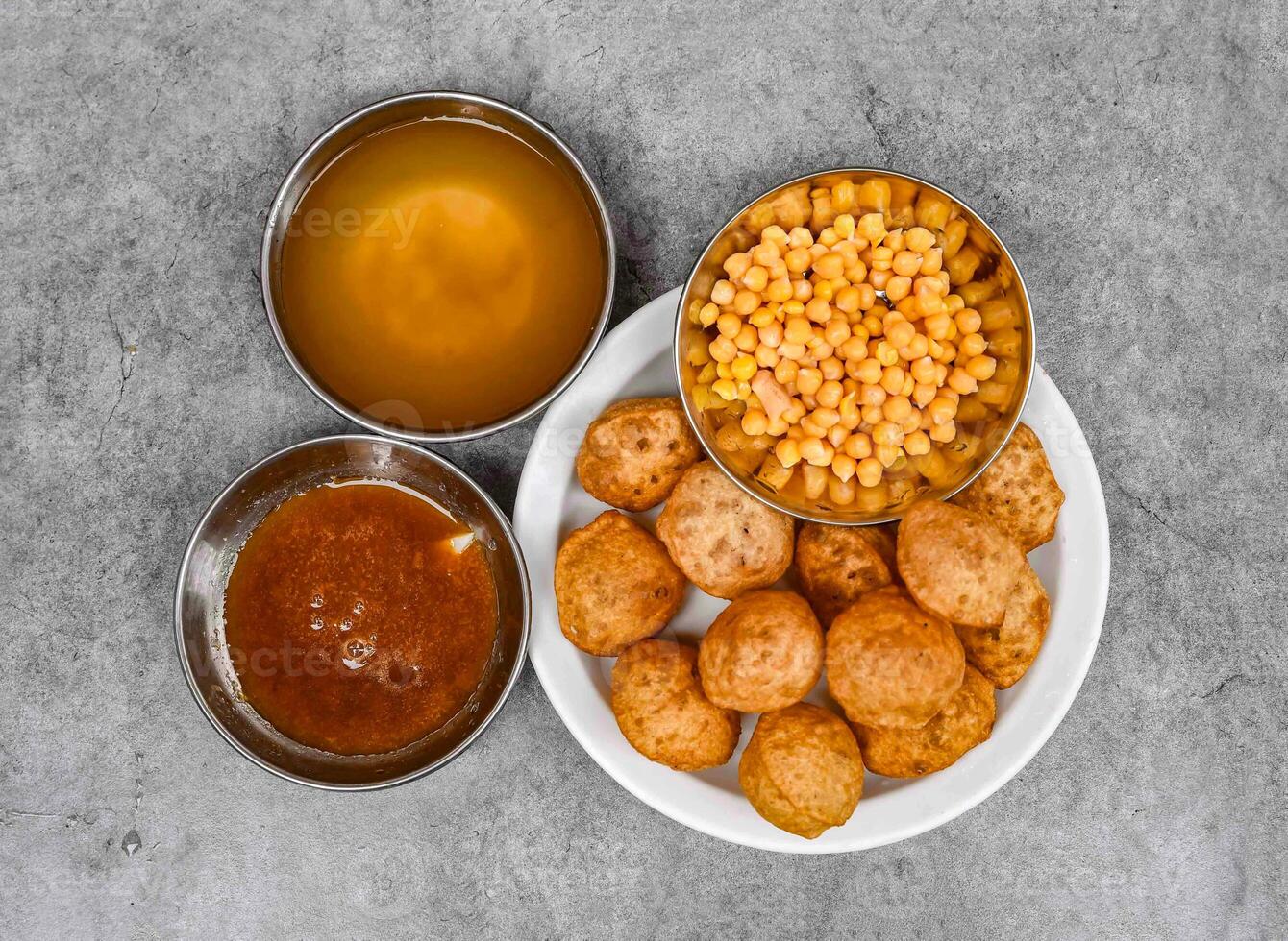 pani puri o Gol gappay con dahi, Chennay, speziato acqua, chutney e servito con salsa piatto isolato su sfondo superiore Visualizza di indiano spezie cibo foto