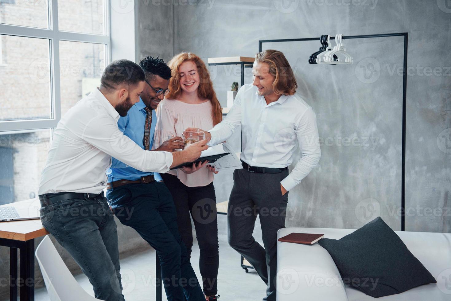 tosto per il successo. i bei uomini d'affari amano il loro lavoro e condividono le loro idee l'uno con l'altro foto