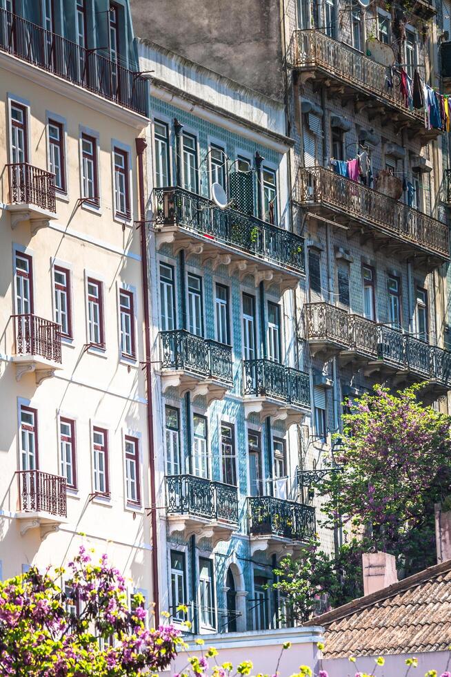 facciata della vecchia casa nel quartiere di alfama, lisbona foto