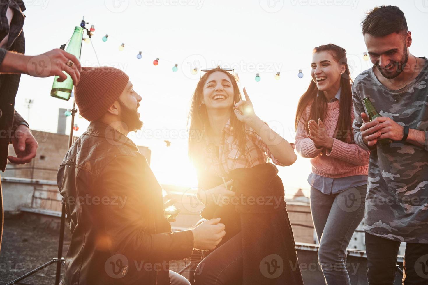 sono solo amici che scherzano. dichiarazione d'amore sul tetto con la compagnia di amici foto