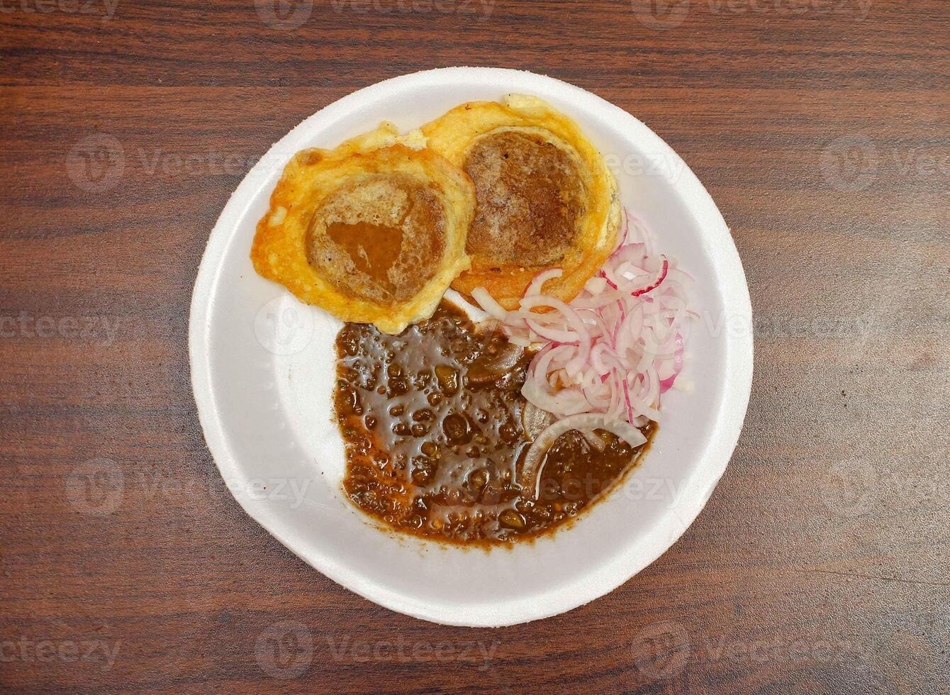 daal kabab con speziato pomodoro salsa chutney nel bianca piatto superiore vista su buio di legno tavolo foto