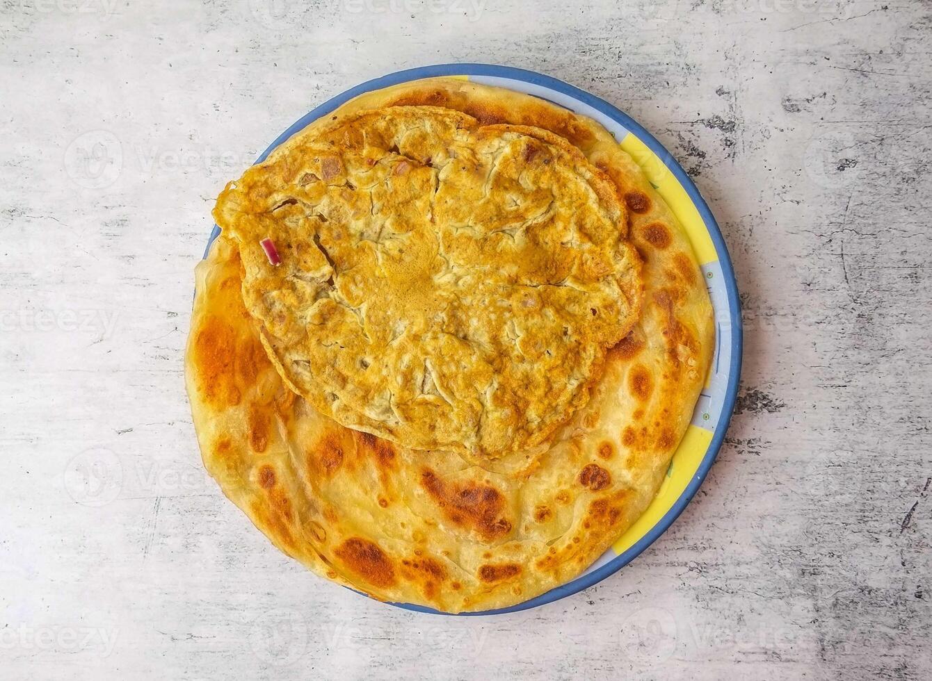 anda paratha o frittata paratha servito nel un' piatto isolato su sfondo superiore Visualizza di indiano e pakistano desi cibo foto