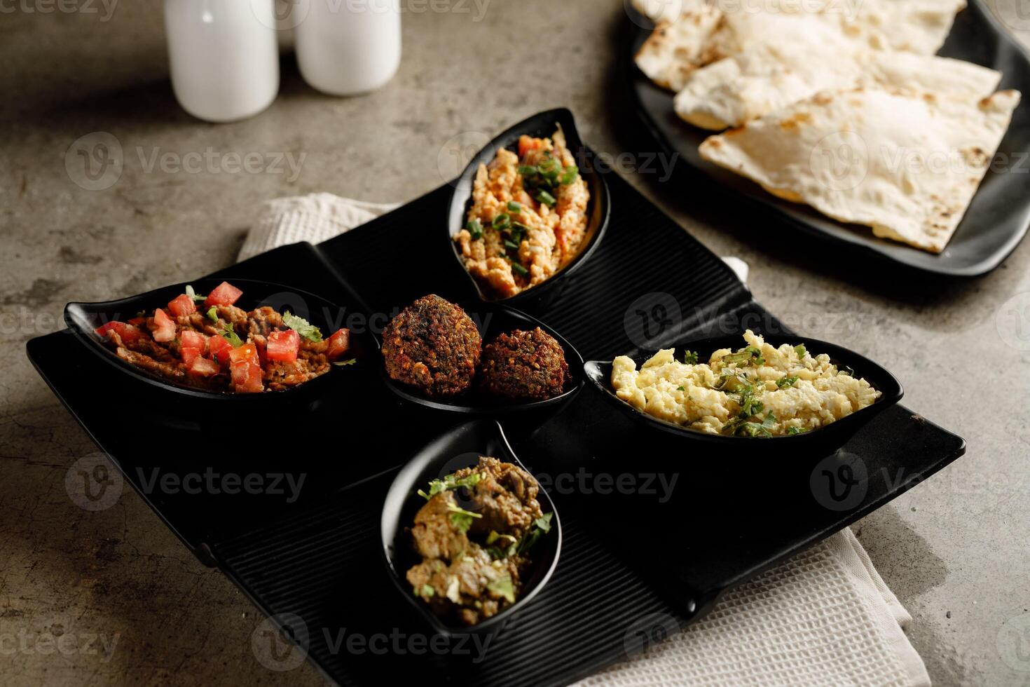 assortito prima colazione tabouleh insalata, ful medaglie, verdura frittata, strapazzate uovo con formaggio, maccheroni con formaggio palla e pane servito nel un' piatto isolato su grigio sfondo lato Visualizza veloce cibo foto