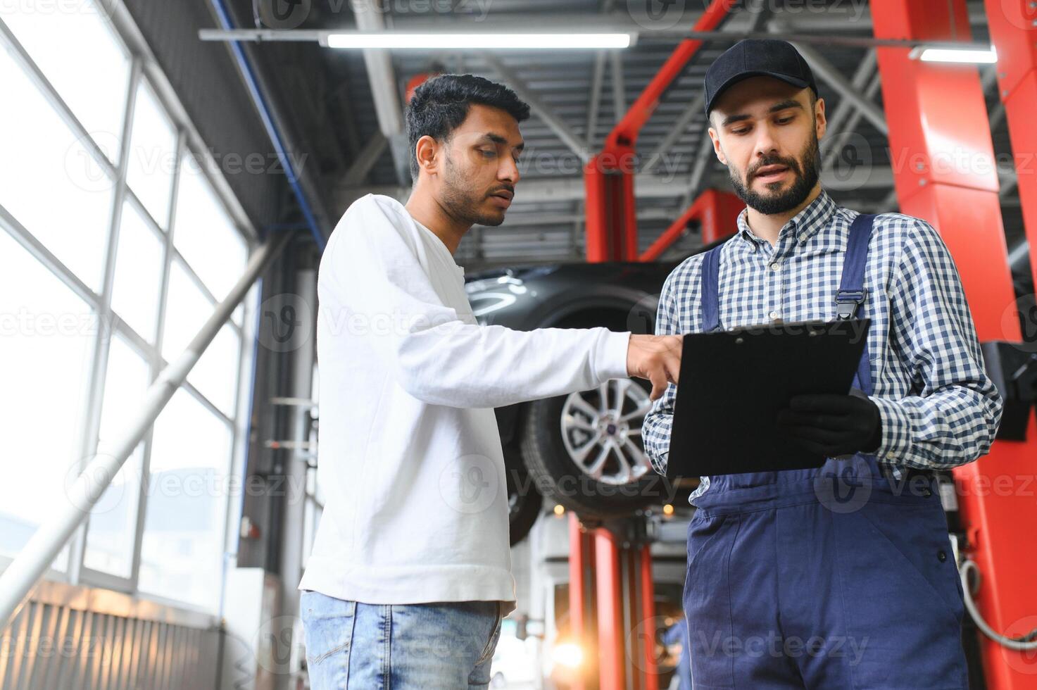 meccanico, auto manutenzione a box auto - concetto di tempestivo cliente servizio, auto Manutenzione e affare accordo. foto