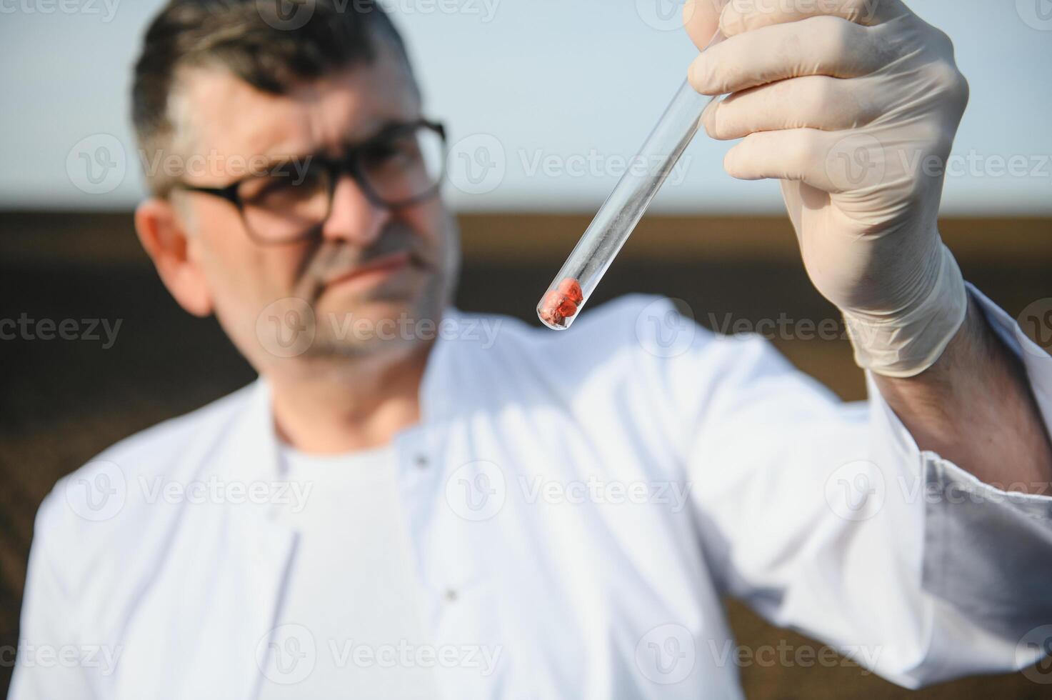 suolo campionamento. agronomo assunzione campione con suolo sonda campionatore. ambientale protezione, biologico suolo certificazione, ricerca foto