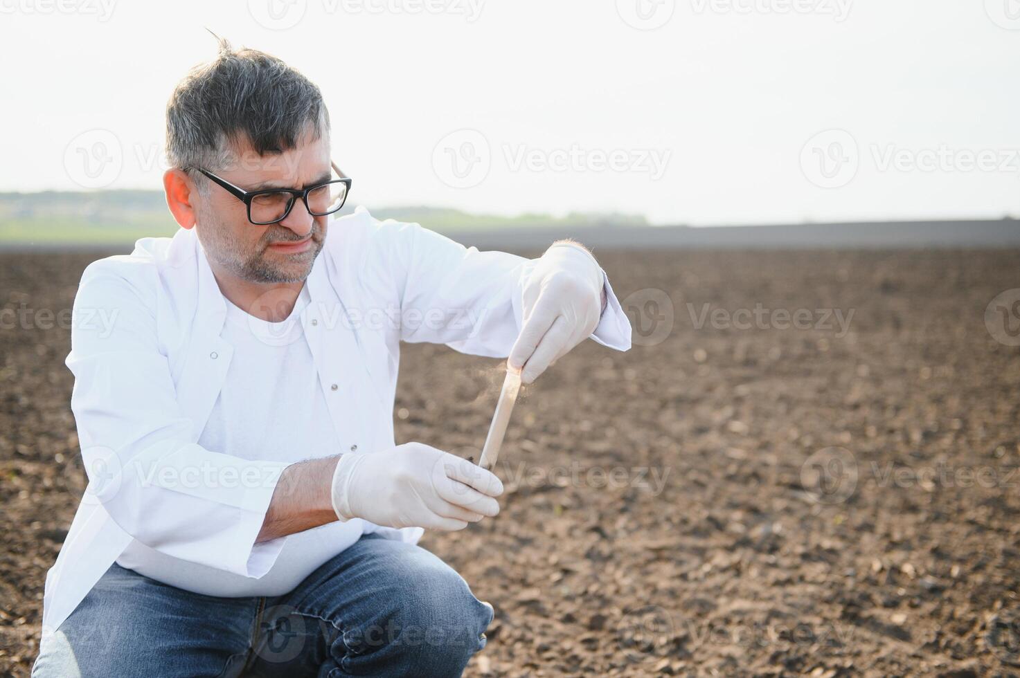 pov Visualizza di contadino proprietario controllo suolo qualità prima seme pianta. futuro agricoltura concetto. foto