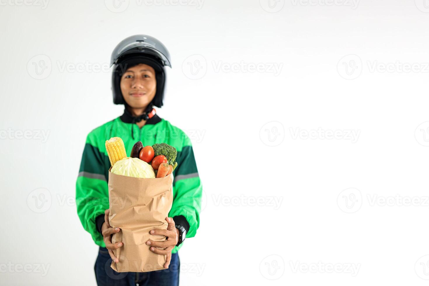 asiatico in linea autista consegna fresco verdura nel carta Borsa foto