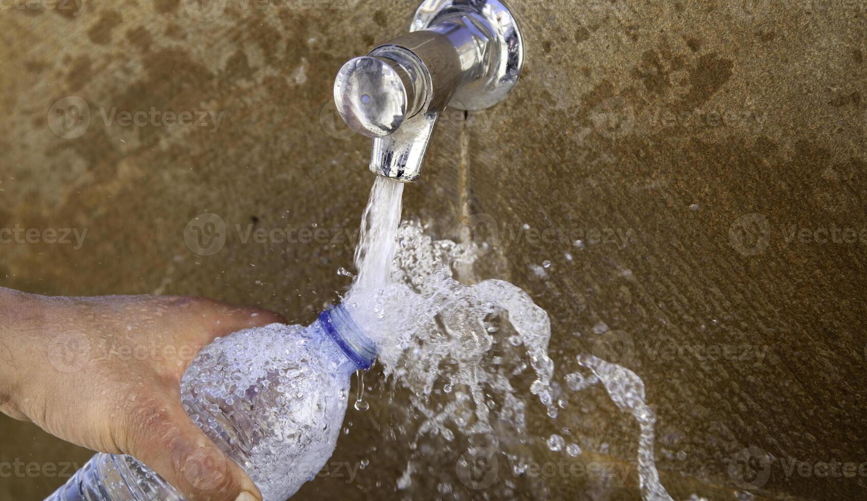 Riempimento un' acqua bottiglia foto