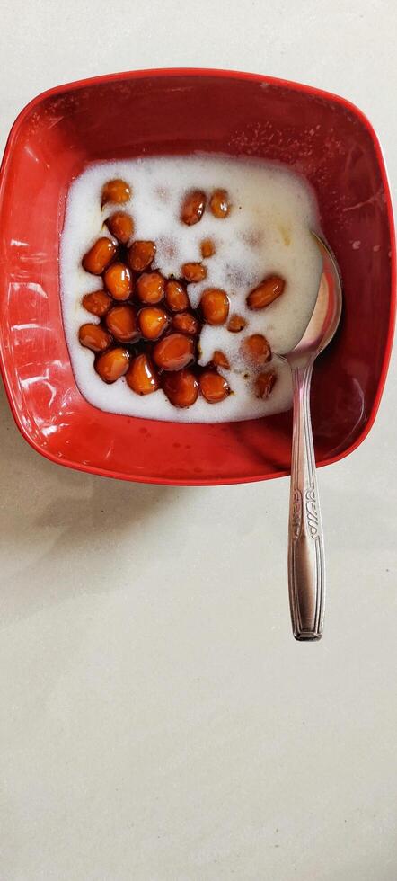 ritratto di bubur candeliere è un' tradizionale indonesiano piatto quale è famoso per suo dolce gusto e gommoso struttura. candeliere porridge ha diventare un importante parte di indonesiano culinario cultura. foto