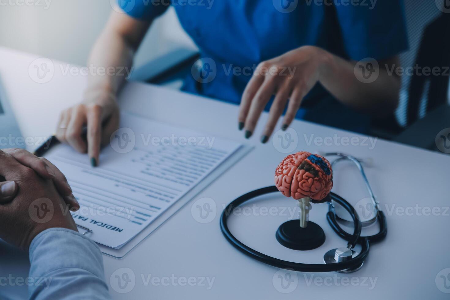 medico spiegando cervello funzioni per paziente su modello nel ufficio. foto