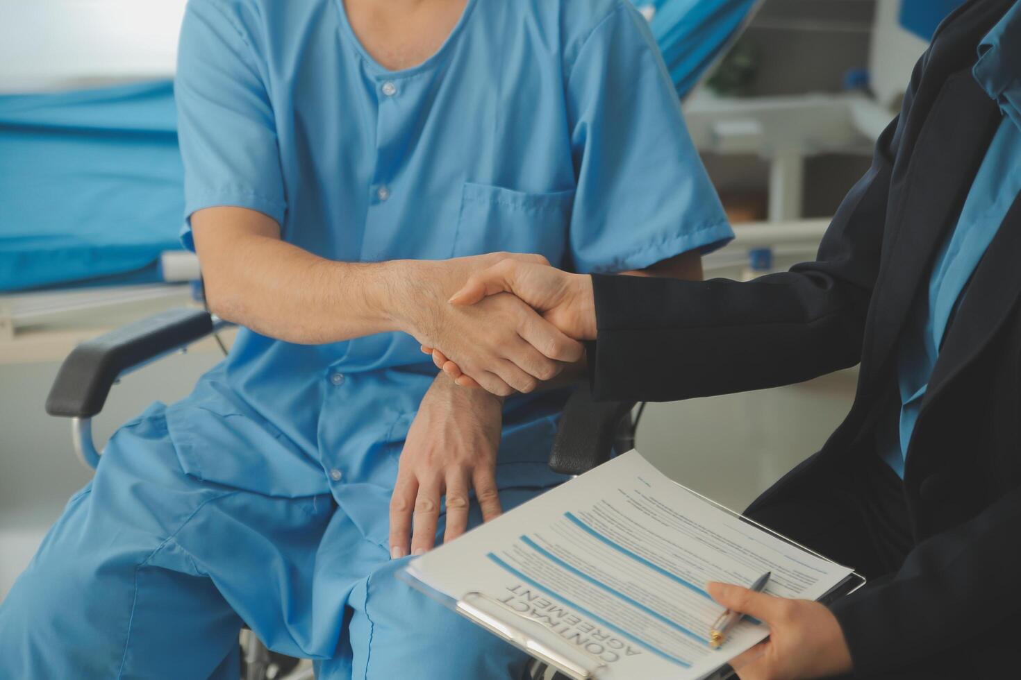 Sezione centrale di femmina infermiera controllo sangue pressione di donna seduta su sedia a rotelle nel clinica foto