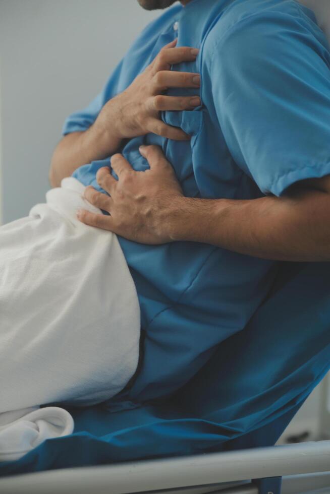 maschio paziente consulenza un' medico specialista a Ospedale. il petto dolore e infiammatorio cuore malattia foto