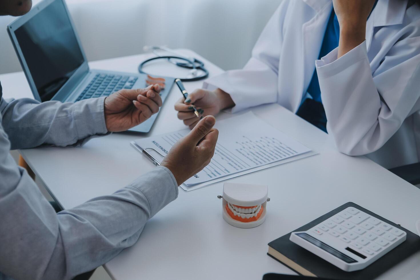 squadra di medici e dentisti parlando e Lavorando Salute cura parlare medico conferenza concetto in linea consulente foto