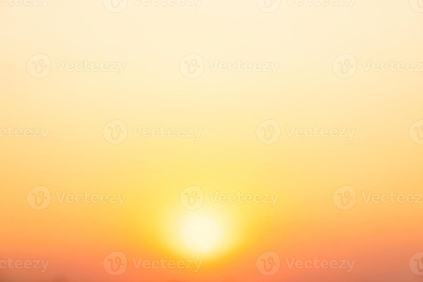 bellissimo , lusso morbido pendenza arancia oro nuvole e luce del sole su il blu cielo Perfetto per il sfondo, prendere nel eternità, crepuscolo, grande taglia, alto definizione paesaggio foto