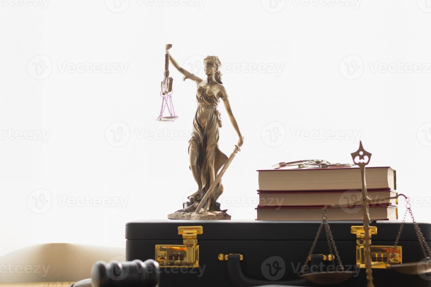 statua di Dio themis signora giustizia è Usato come simbolo di giustizia entro legge azienda dimostrare veridicità di fatti e energia per giudice senza pregiudizio. hemis signora giustizia simbolo di onestà e giustizia. foto