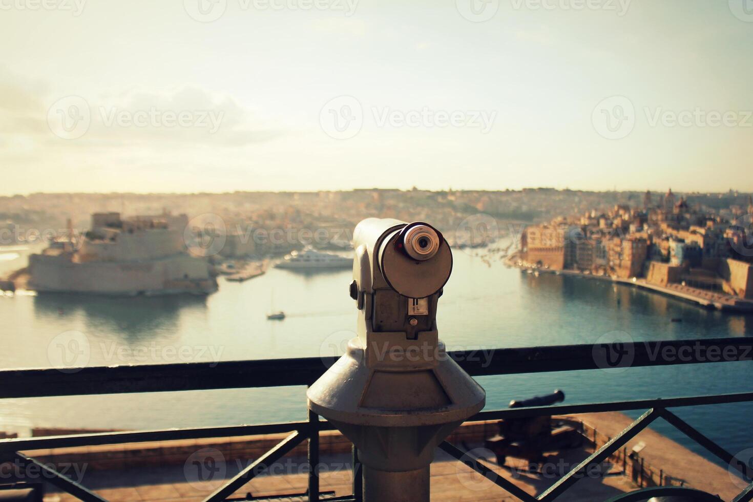 osservazione ponte con panoramico Visualizza di valletta, Malta e telescopio nel il primo piano foto