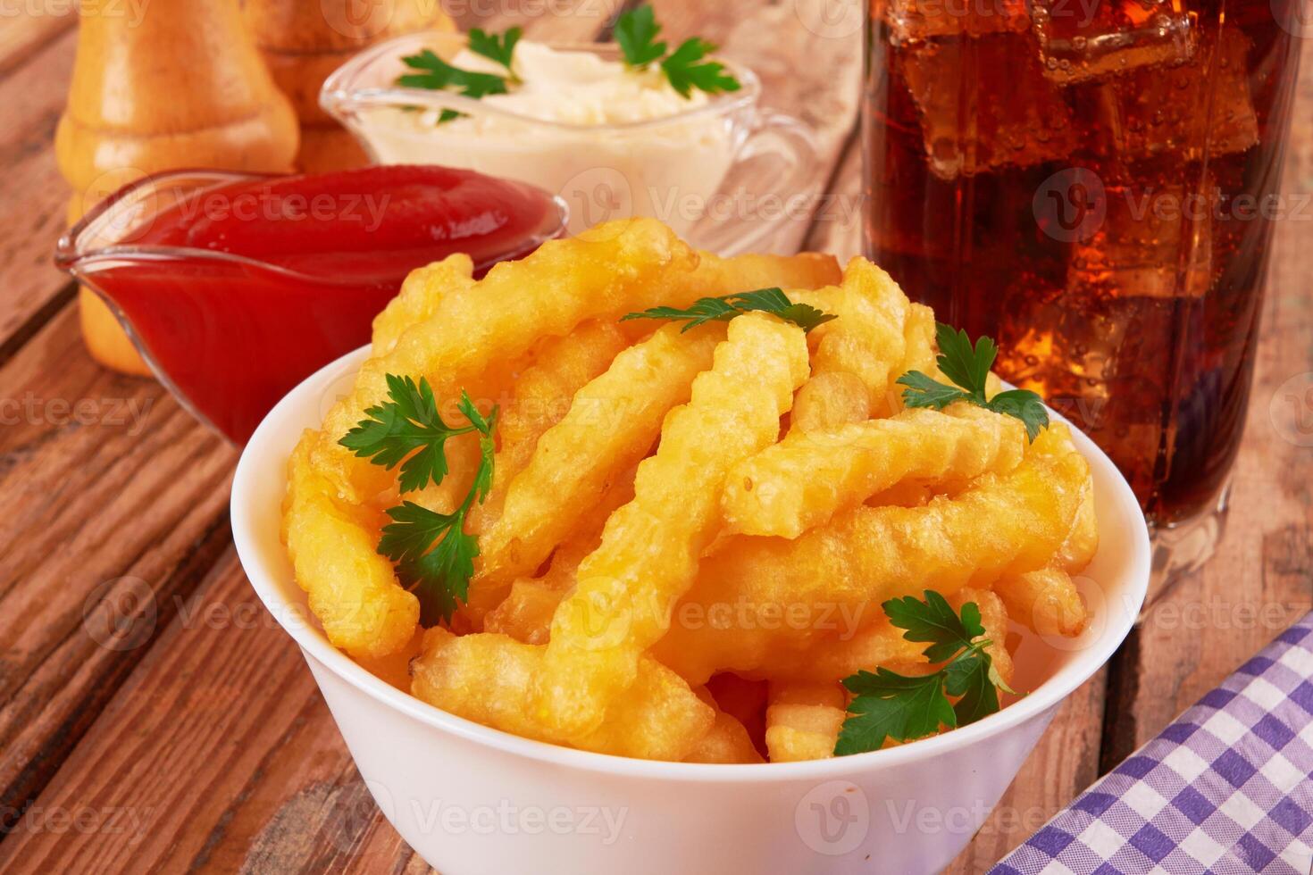 patatine fritte su tavola di legno foto