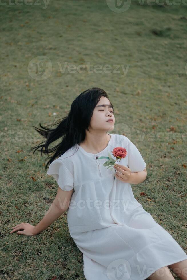 ritratto di un' bella giovane donna vestito nel bianca vestito Tenere rosa fiori foto