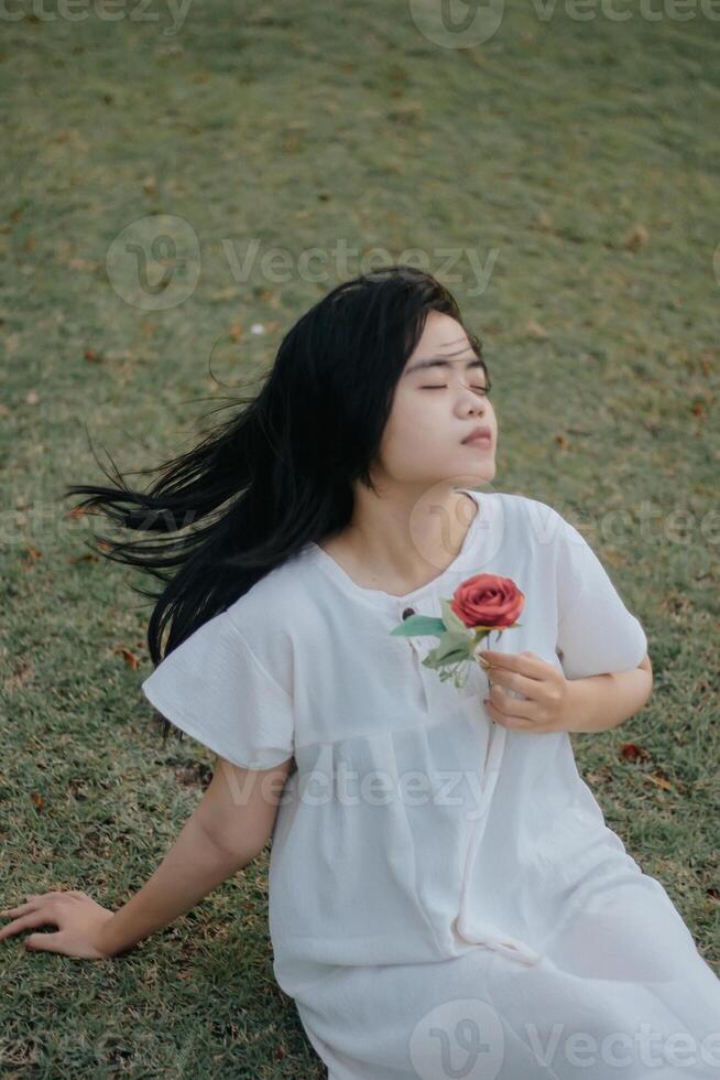 ritratto di un' bella giovane donna vestito nel bianca vestito Tenere rosa fiori foto