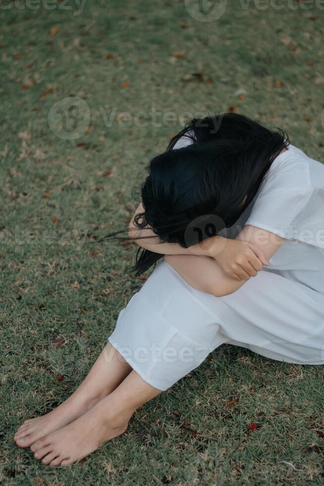 ritratto di un' bella giovane donna vestito nel bianca vestito Tenere rosa fiori foto