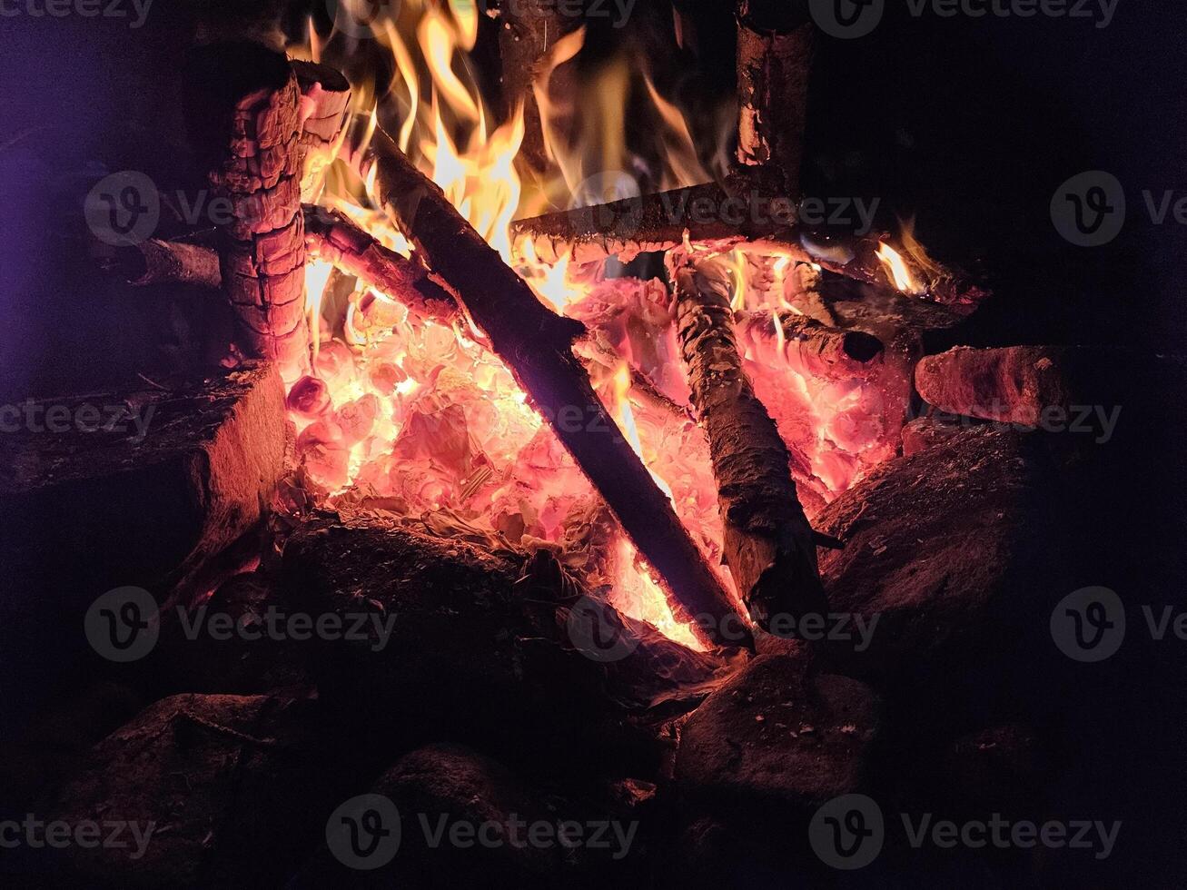 fiamme di un' pietra fossa fuoco a notte nel buio sfondo a un' campeggio stato parco nel Washington stato foto