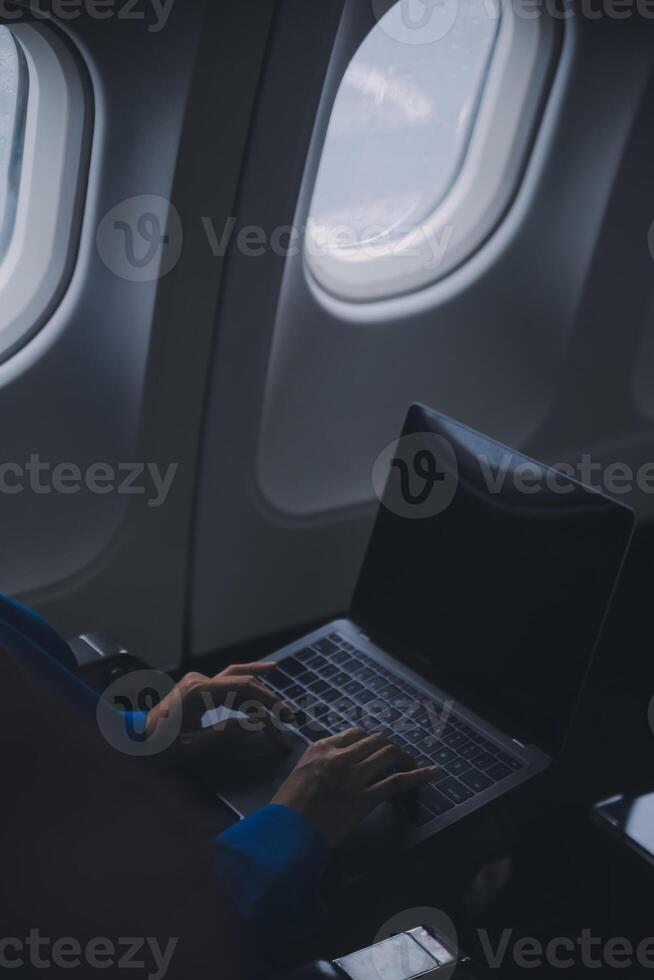 utilizzando mobile e computer portatile, riflessivo asiatico persone femmina persona a bordo, aereo finestra, perfettamente catturare il anticipazione e eccitazione di vacanza viaggio. Cinese, giapponese le persone. foto