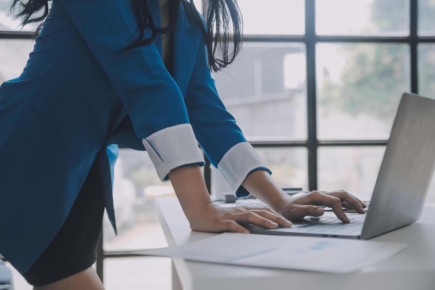 revisione concetto, amministratore attività commerciale uomo finanziario ispettore e segretario fabbricazione rapporto calcolatore equilibrio. interno reddito servizio controllo documento. foto