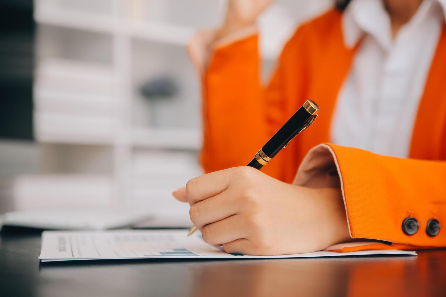 il ritratto di una giovane donna asiatica libera professionista sta lavorando sul tablet del computer in un ufficio moderno. fare un rapporto di analisi contabile dati di investimento immobiliare, concetto di sistemi finanziari e fiscali. foto