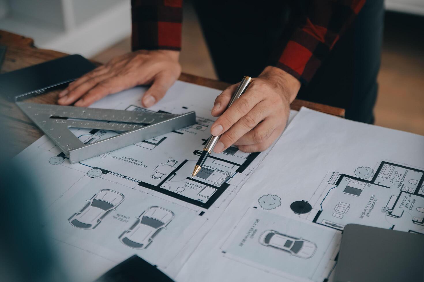 costruzione e struttura concetto di ingegnere Lavorando disegno su planimetria incontro per progetto Lavorando con compagno su modello edificio e ingegneria utensili nel Lavorando luogo, costruzione concetto. foto