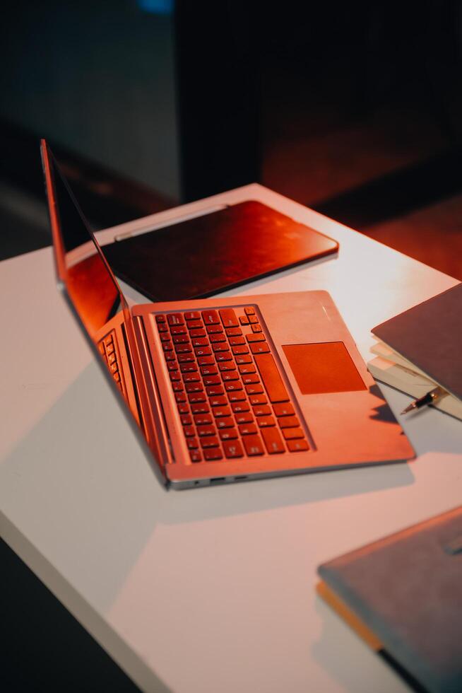 squadra di Software sviluppatori Lavorando su grande progetto in ritardo a notte nel neon leggero provando per finire prima Scadenza foto